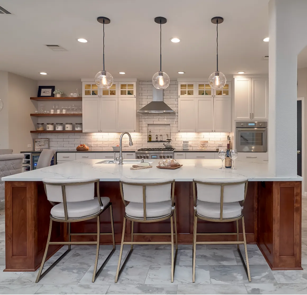 Entry hallway with bench seating, rug, and wall mirror
