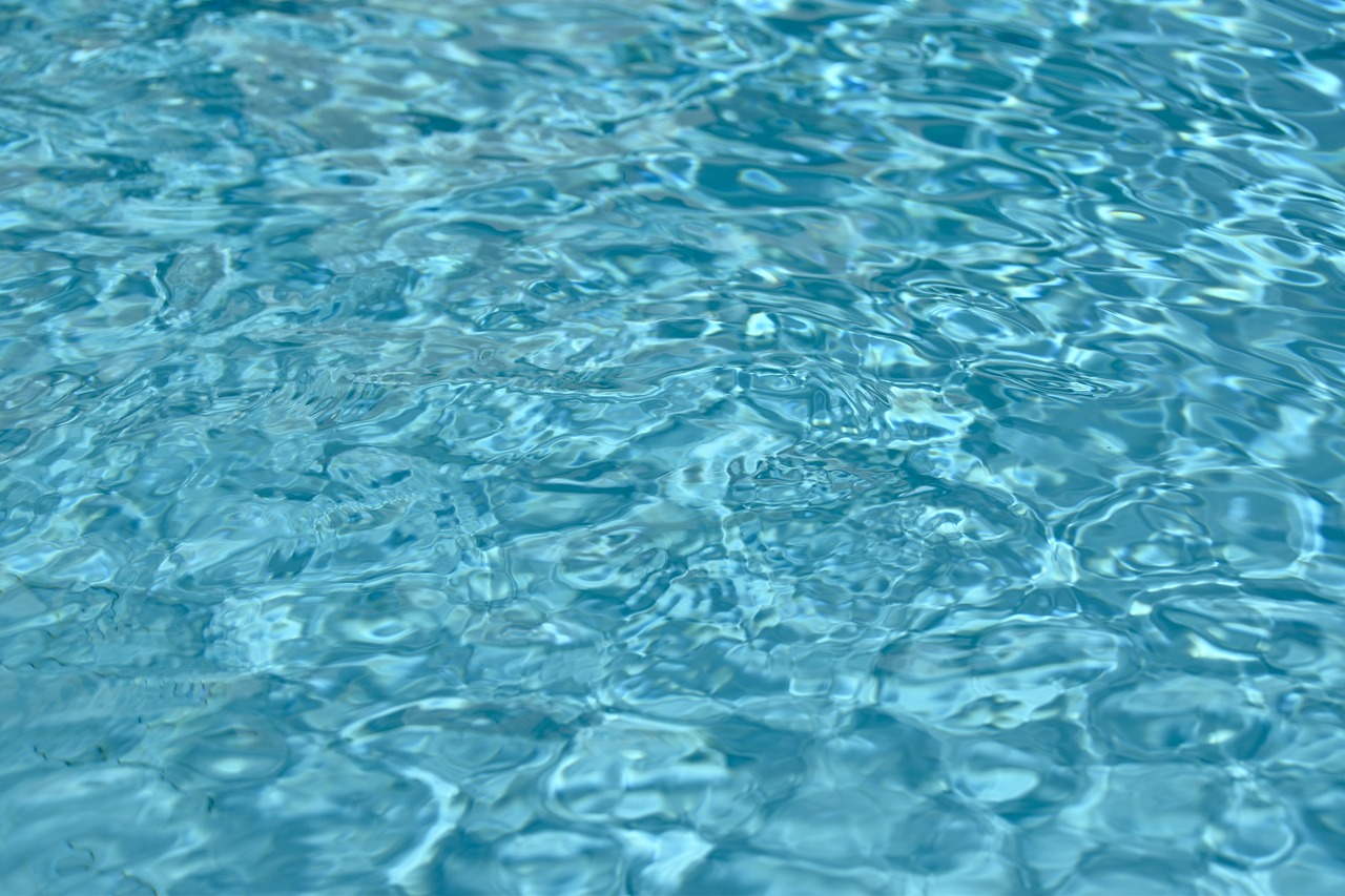 how to tell if a pool is clean
