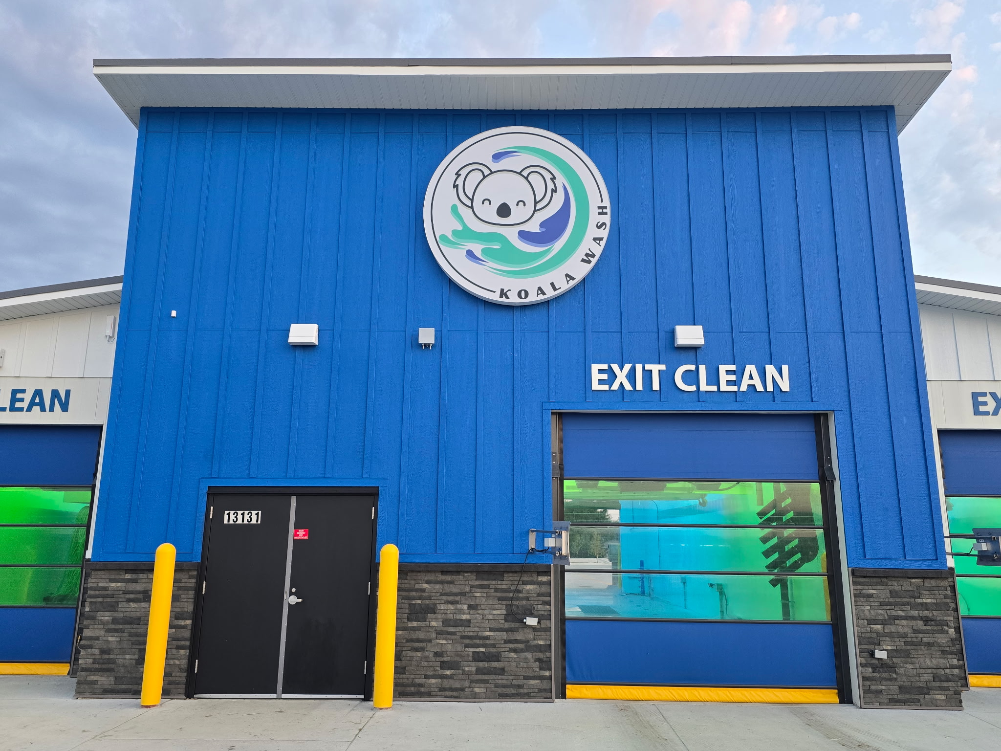 a car wash with cars parked in front of it