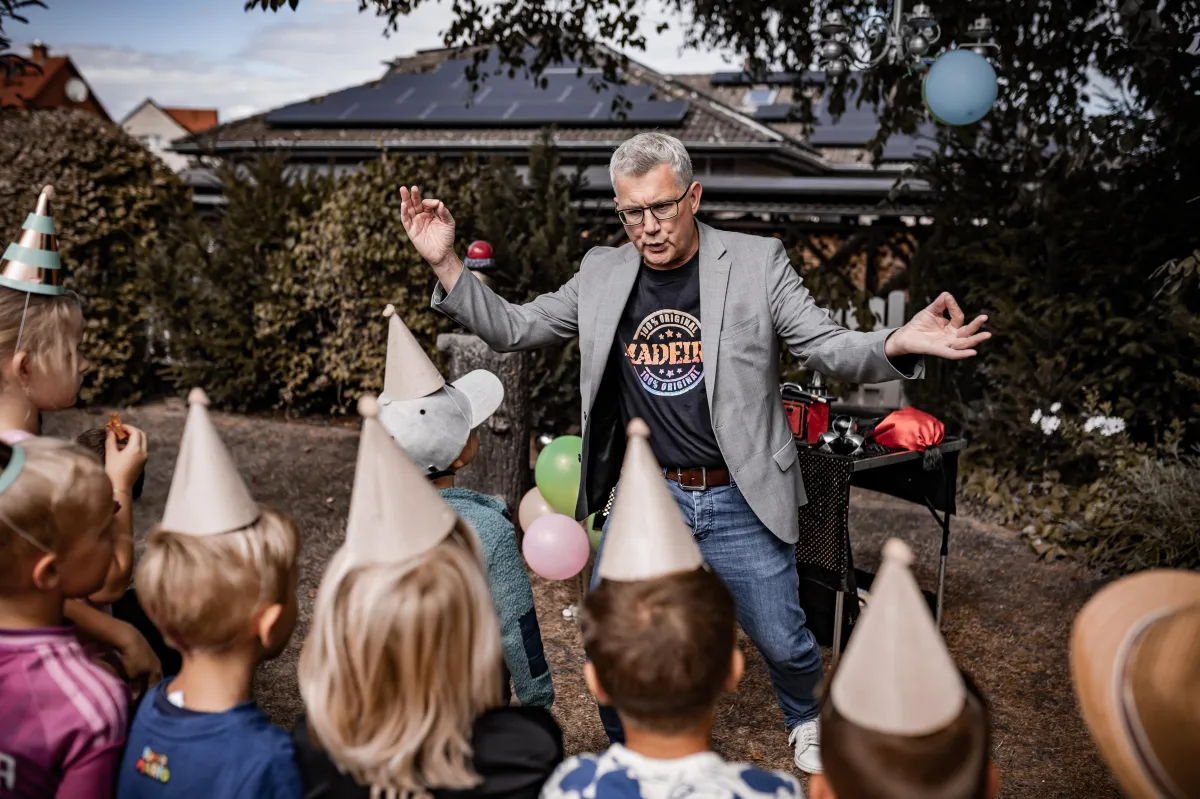 Zauberer Jonas zaubert mit Kindern in Hannover