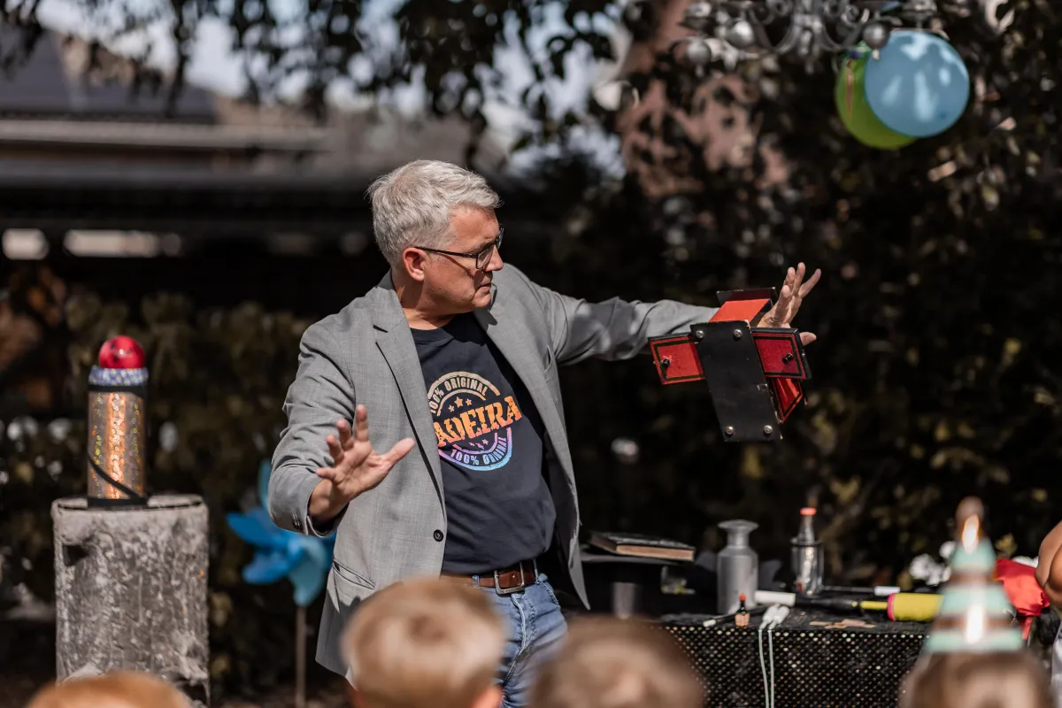 Zauberer Jonas Zauber auf einem Kindergeburtstag