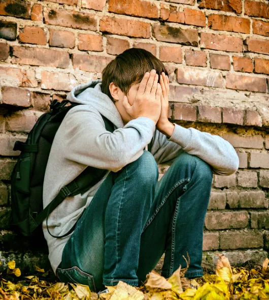 Verzweifelter Junge Schulstress