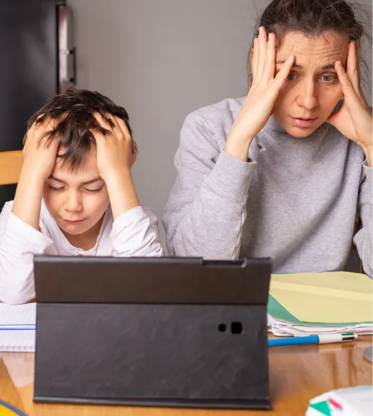 Mutter und Kind Hausaufgabenstress
