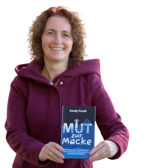 Buch "Mut zur Macke" am Baumstamm