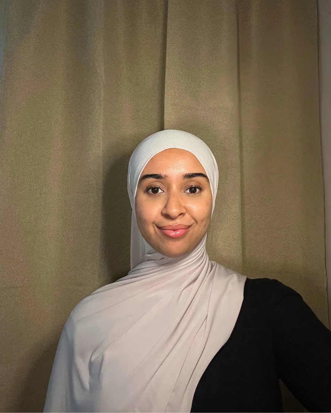porträtt på ung beslöjad kvinna med beige backgrund