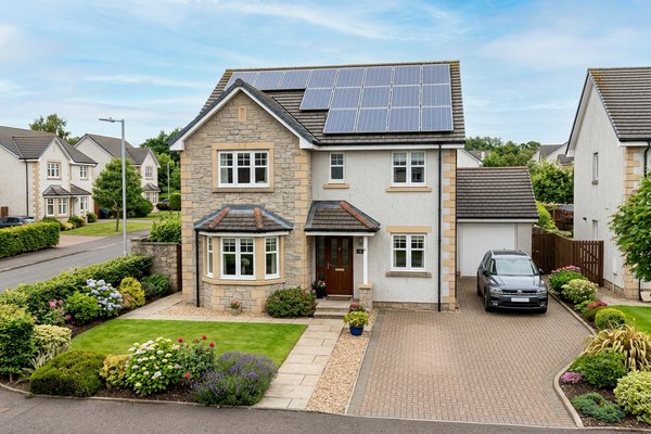 13. Solar Panels in East Kilbride: What Detached and Semi-Detached Homeowners Should Know