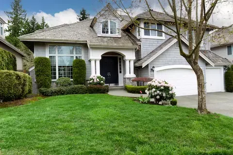 Neatly trimmed green front lawn at residential home | Brooklyn Park Lawn & Snow lawn care