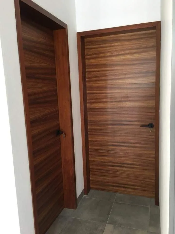 Muestra de material madera nogal premium para muebles a medida