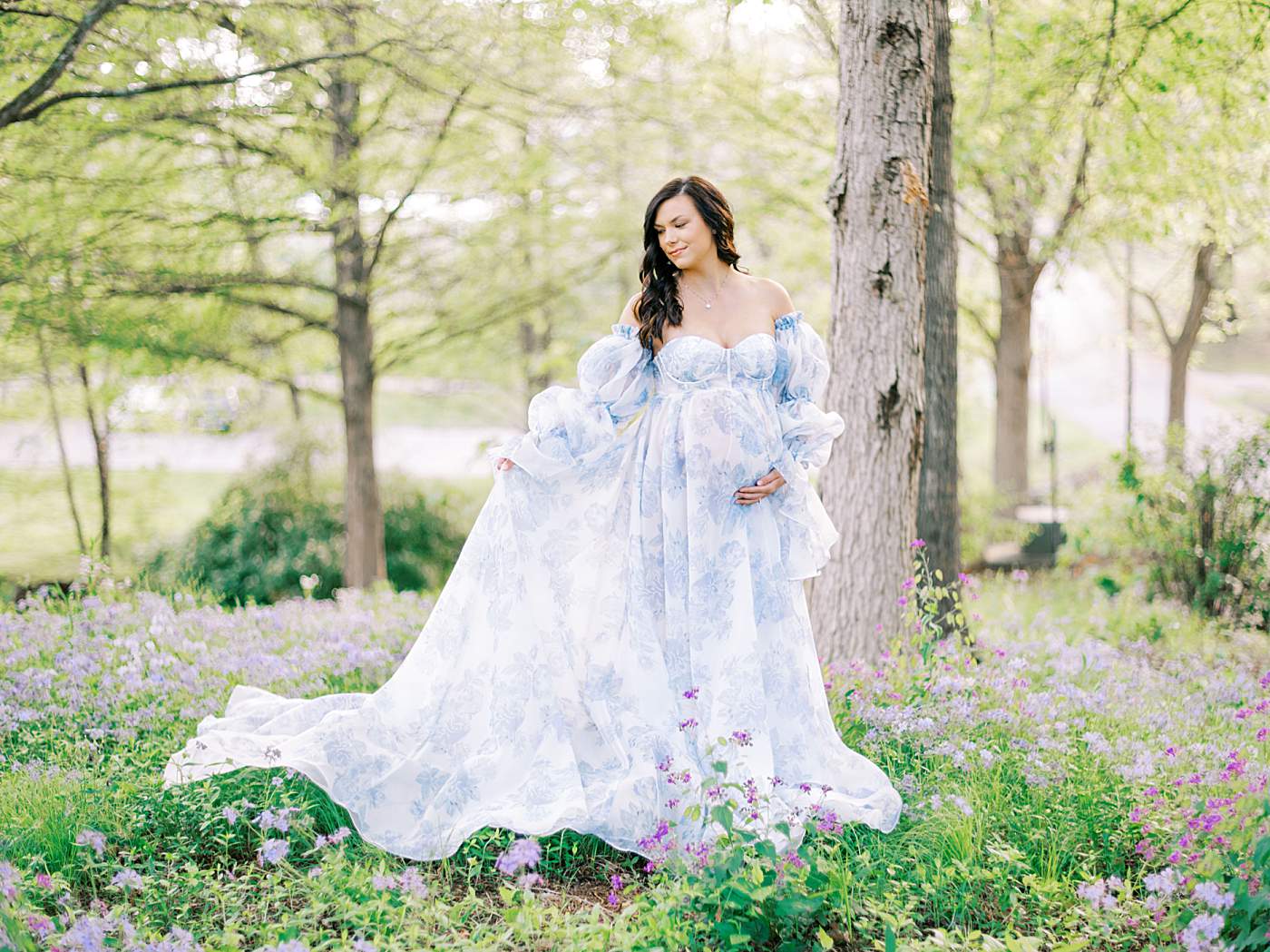 Fine art maternity portrait session in Kingsport Tennessee with elegant pregnancy photography