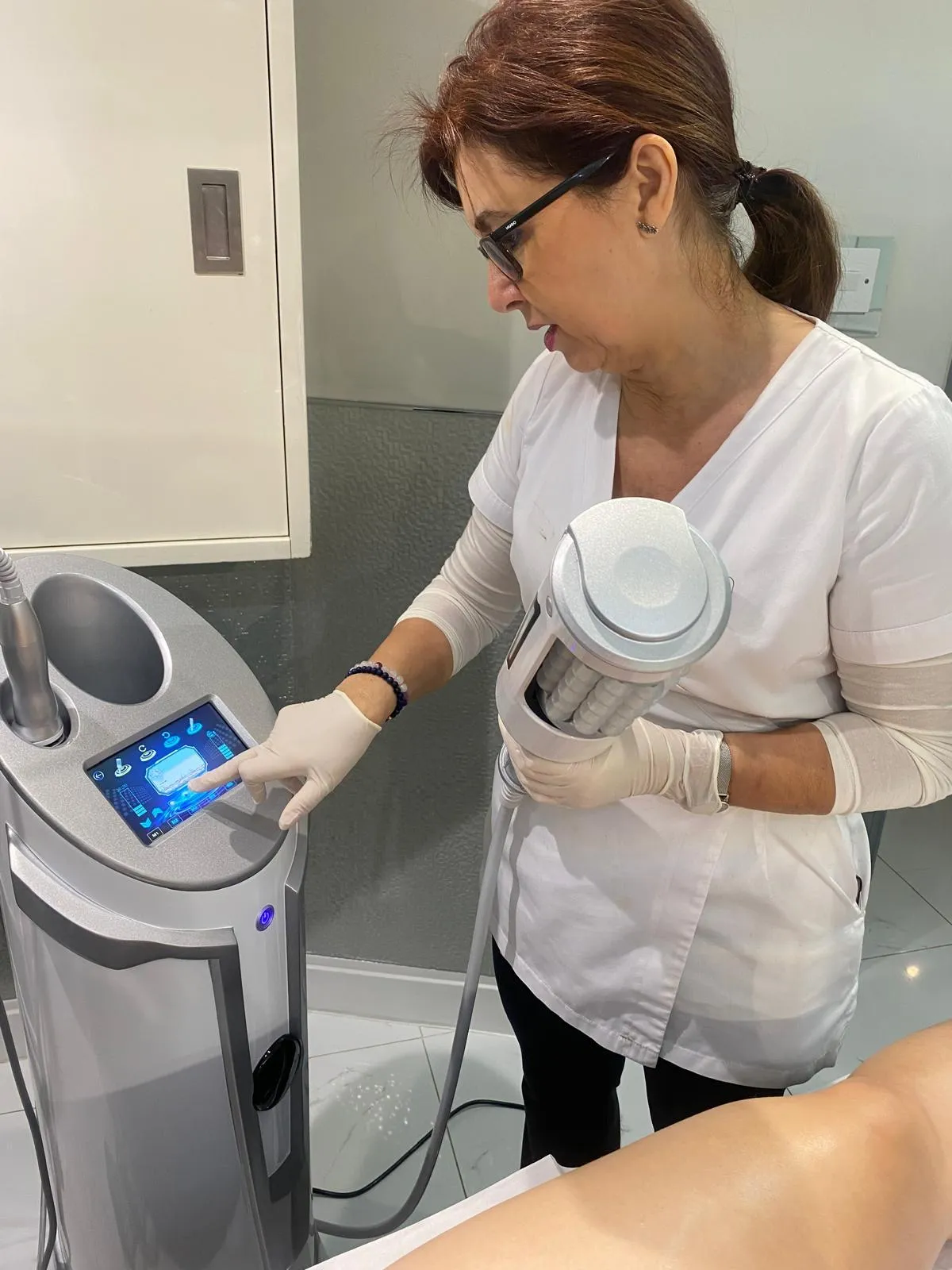 Advanced Endospheres therapy device at Knightsbridge Advanced Beauty clinic, featuring innovative Compressive Microvibration technology