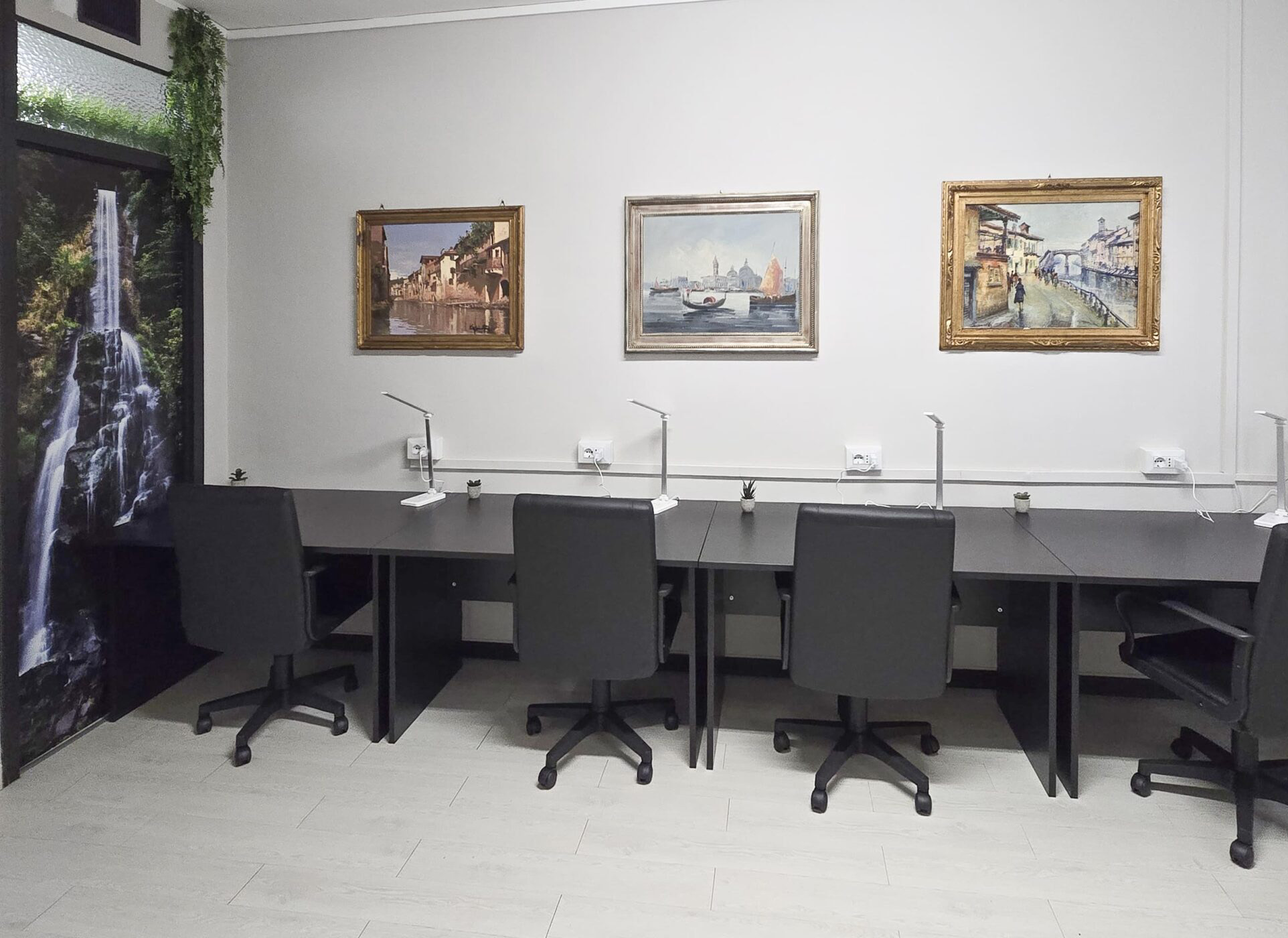 Esterno moderno di BINASCOWORKING, ingresso accessibile, insegna visibile, giornata soleggiata, composizione 3:2