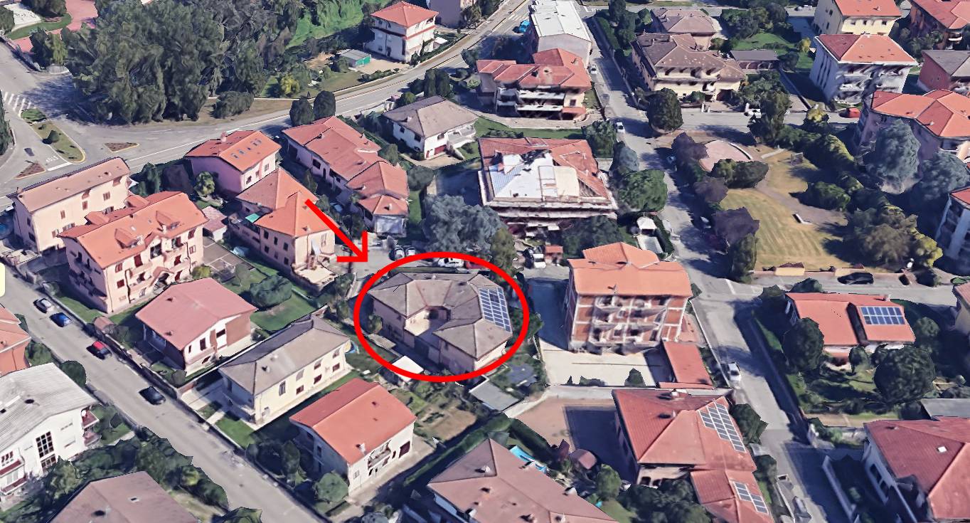 Esterno moderno di BINASCOWORKING, ingresso accessibile, insegna visibile, giornata soleggiata, composizione 3:2