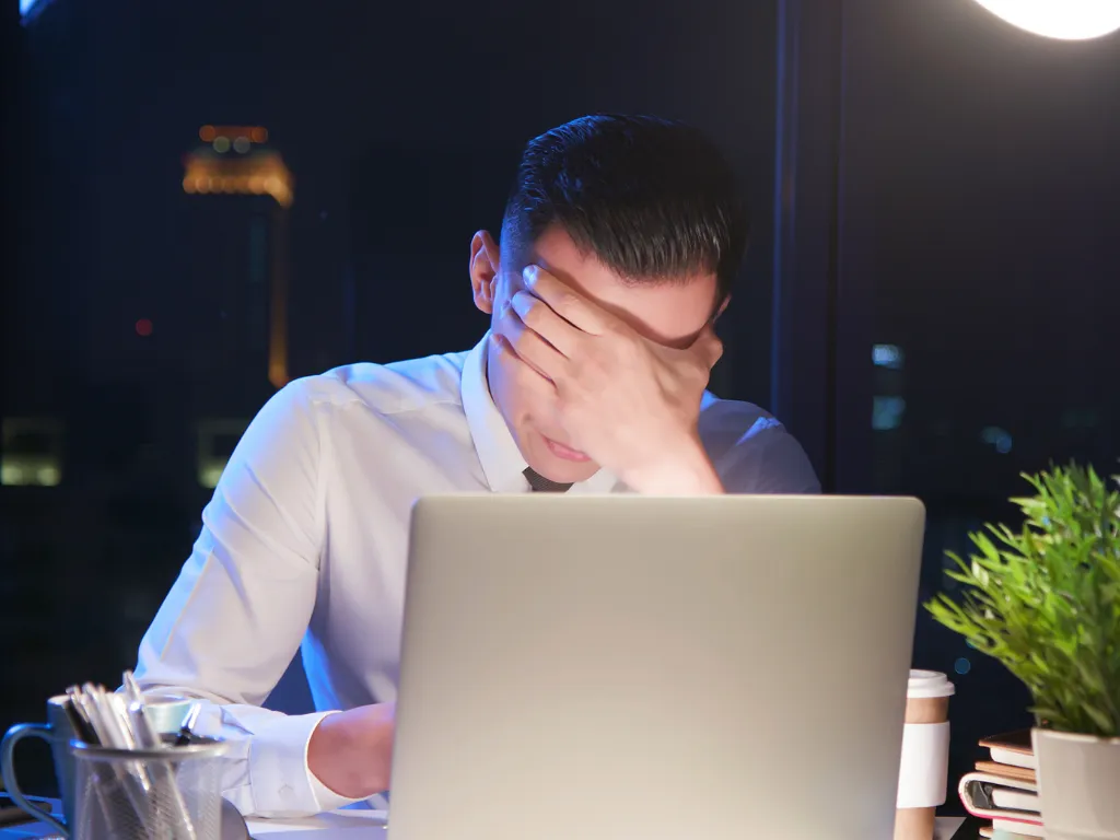 Lavori tutto il giorno seduto e il corpo ne risente? L'osteopatia può aiutarti!