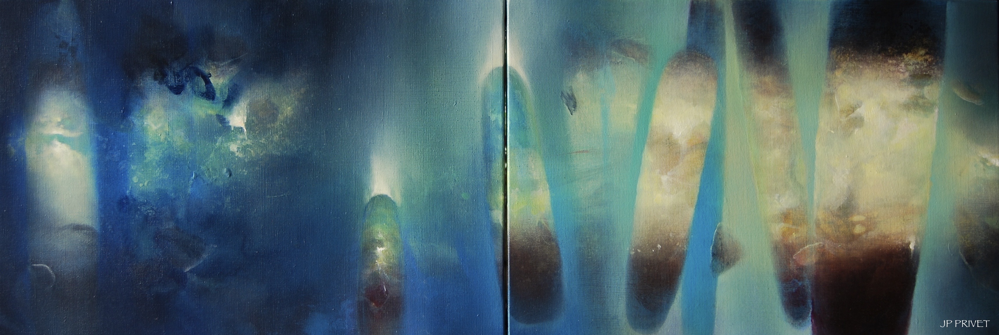 Abstrakte Metallskulptur von Agnessa Petrova auf schwarzem Sockel: organisch geknickte, silbrig glänzende Form mit Wellen, Einschnitten und Öffnungen vor dunklem Hintergrund.