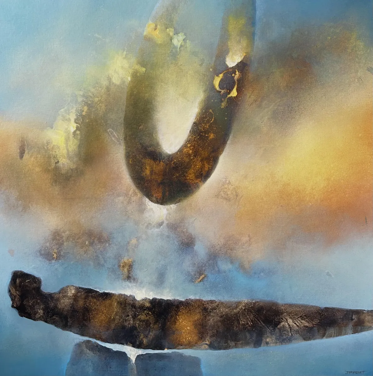 Abstrakte Metallskulptur von Agnessa Petrova auf schwarzem Sockel: organisch geknickte, silbrig glänzende Form mit Wellen, Einschnitten und Öffnungen vor dunklem Hintergrund.