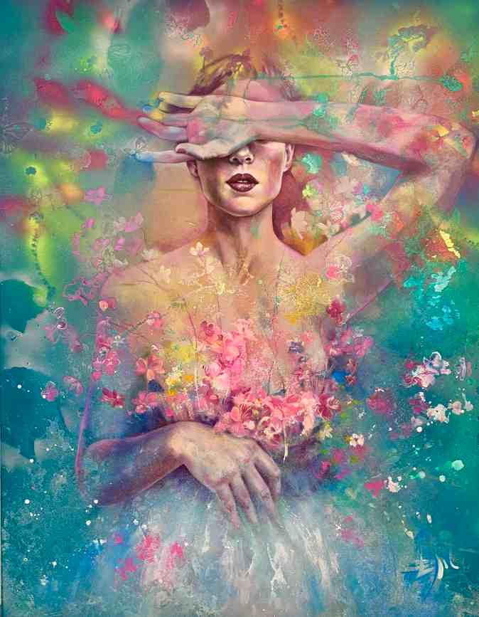 Gemälde einer Frau mit dunkelroten Lippen, die ihre Augen mit dem Unterarm verdeckt; umgeben von leuchtenden Türkis-, Rosa- und Goldtönen sowie zarten Blüten- und Farbspritzern (Esther Martínez, 2024).