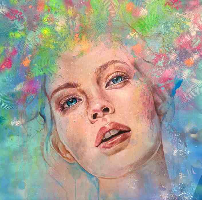 „Peace“ (Esther Martínez, 2024): Nahporträt eines jungen Gesichts mit blaugrünen Augen und leicht geöffneten Lippen; über dem Kopf schwebt ein farbintensiver, abstrakter Floralschleier in Grün, Pink und Türkis vor weichem Pastellhintergrund.