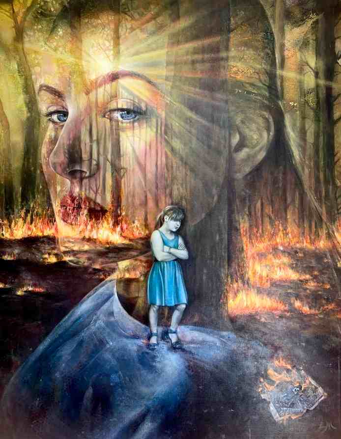 Gemälde mit großem Frauenporträt im Hintergrund und einer kleinen Figur im blauen Kleid im Vordergrund; Waldlandschaft mit Feuer und Rauch, durchbrochen von Lichtstrahlen (Esther Martínez, 2023).
