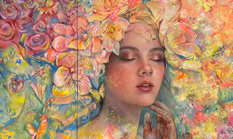 Zweiteiliges Gemälde (Diptychon): Porträt einer Frau mit geschlossenen Augen, umrahmt von üppigen Blüten in Rosa, Orange und Gelb; links florale Muster, rechts leuchtende Farbspritzer auf Türkisgrund (Esther Martínez, 2025).