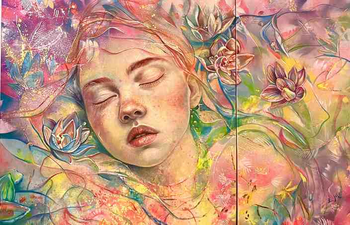 Diptychon „Sweet Dreams“: Porträt eines schlafenden Gesichts mit geschlossenen Augen, umgeben von pastellfarbenen Blüten, Blättern und leuchtenden Farbschichten in Rosa, Türkis und Gelb (Esther Martínez, 2024).