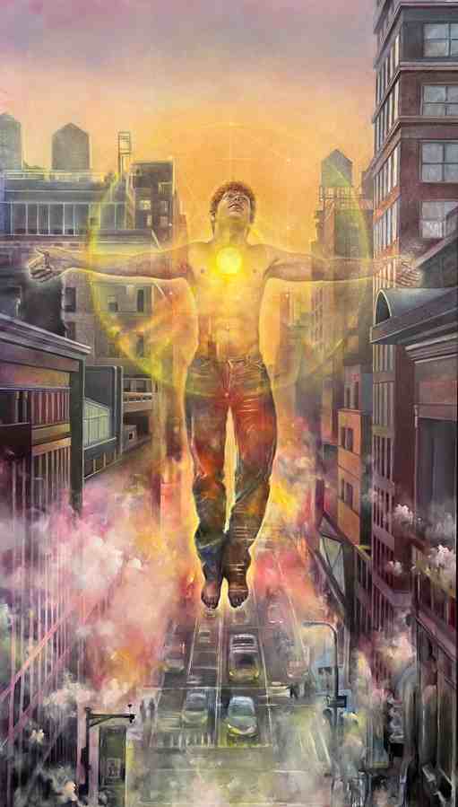 Gemälde einer schwebenden männlichen Figur mit ausgebreiteten Armen über einer Stadtstraße; goldenes Licht strahlt aus der Brust, umgeben von farbigem Nebel zwischen hohen Gebäuden (Esther Martínez, 2024).