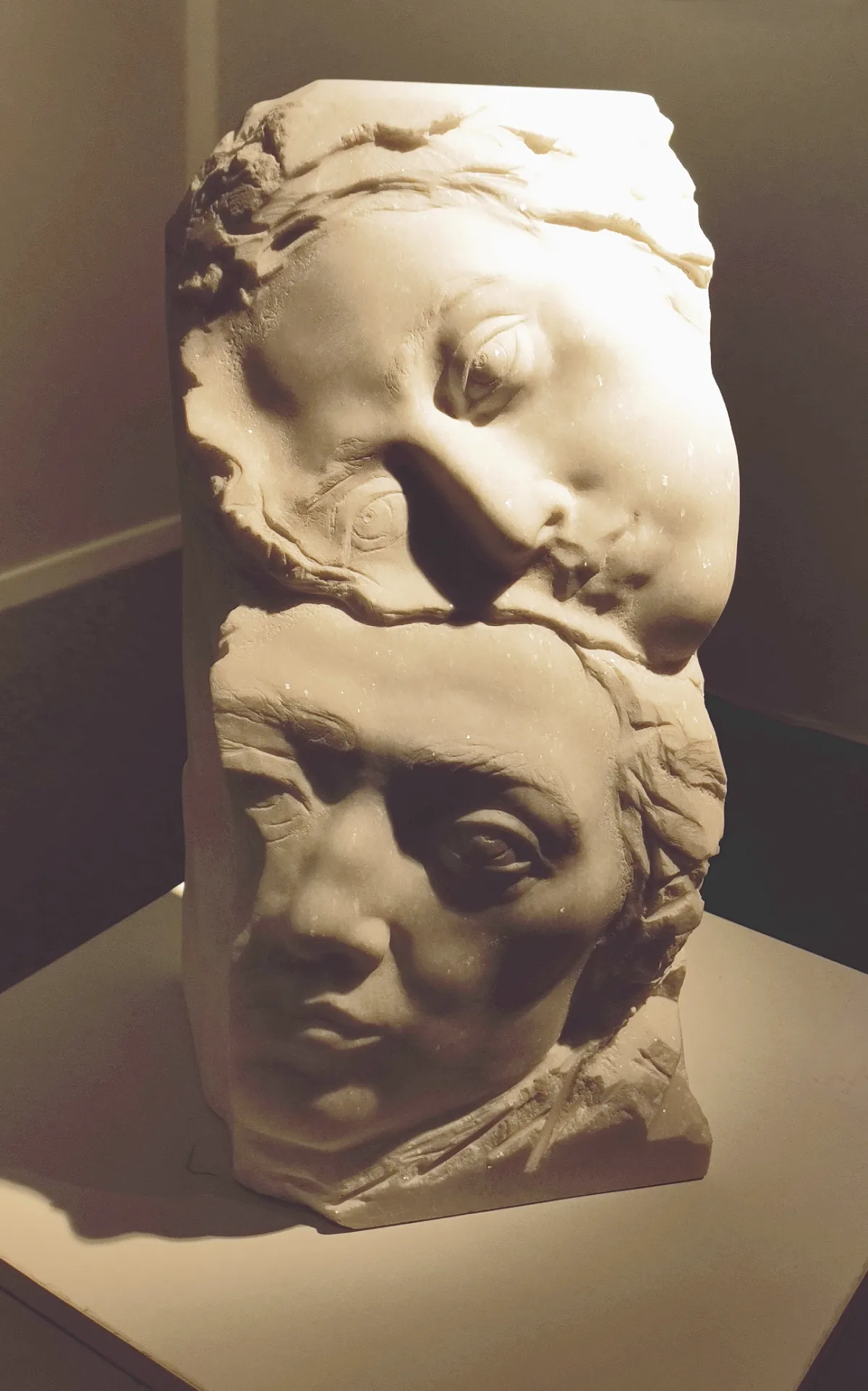 Abstrakte Metallskulptur von Agnessa Petrova auf schwarzem Sockel: organisch geknickte, silbrig glänzende Form mit Wellen, Einschnitten und Öffnungen vor dunklem Hintergrund.