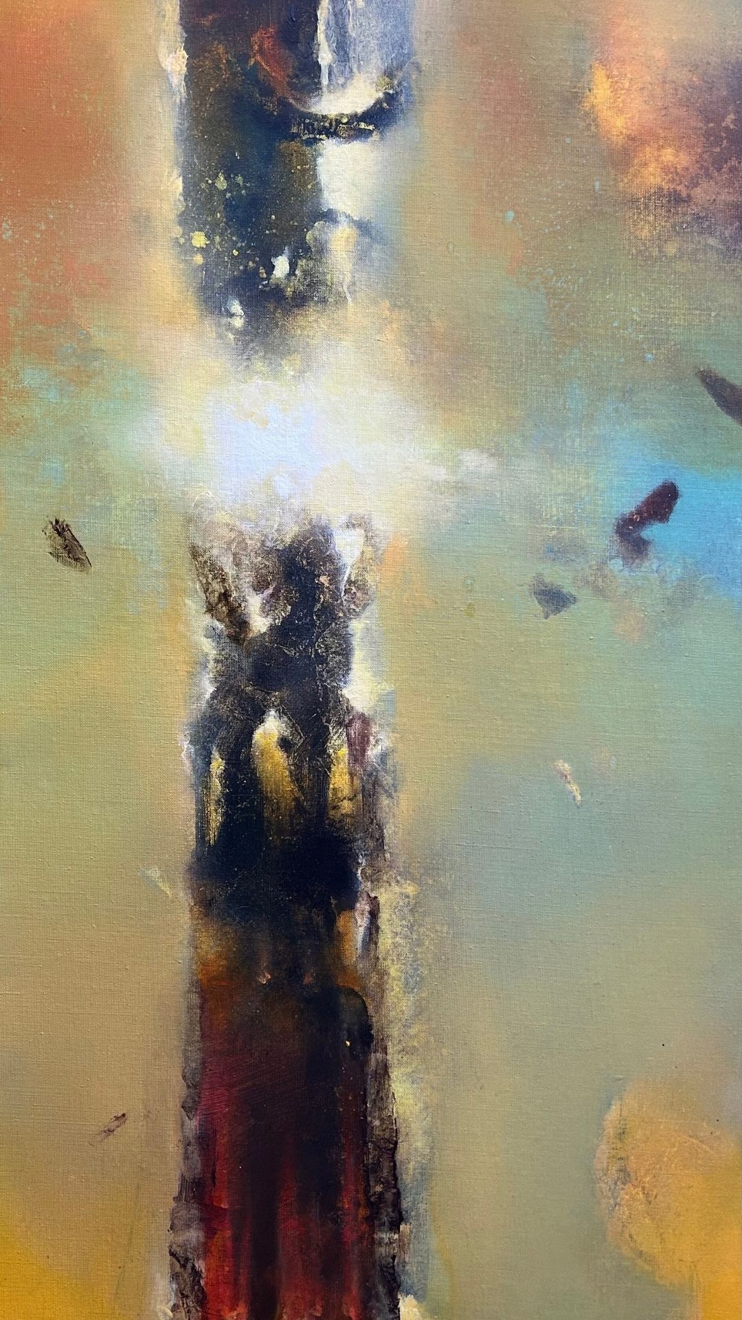 Abstraktes Gemälde „Signa Temporum IV“ von Jean-Paul Privet mit vertikaler, figurenhafter Form, erdigen Braun- und Rottönen, durchzogen von hellem Licht vor einem ruhigen, pastelligen Hintergrund.