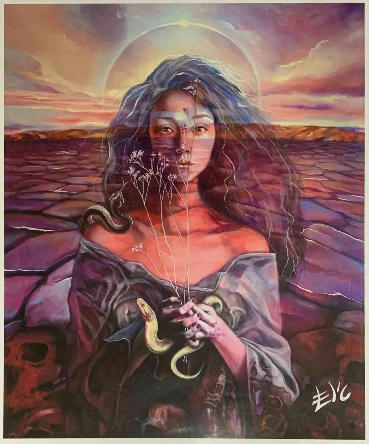 Alttext: Symbolisches Gemälde einer jungen Frau mit offenem dunklem Haar in einer rissigen, trocken wirkenden Landschaft bei farbigem Abendhimmel; auf ihren Schultern und in ihren Händen liegen Schlangen, feine weiße Pflanzenlinien überlagern ihr Gesicht und ihren Oberkörper, hinter ihrem Kopf erscheint ein heller kreisförmiger Lichtbogen.