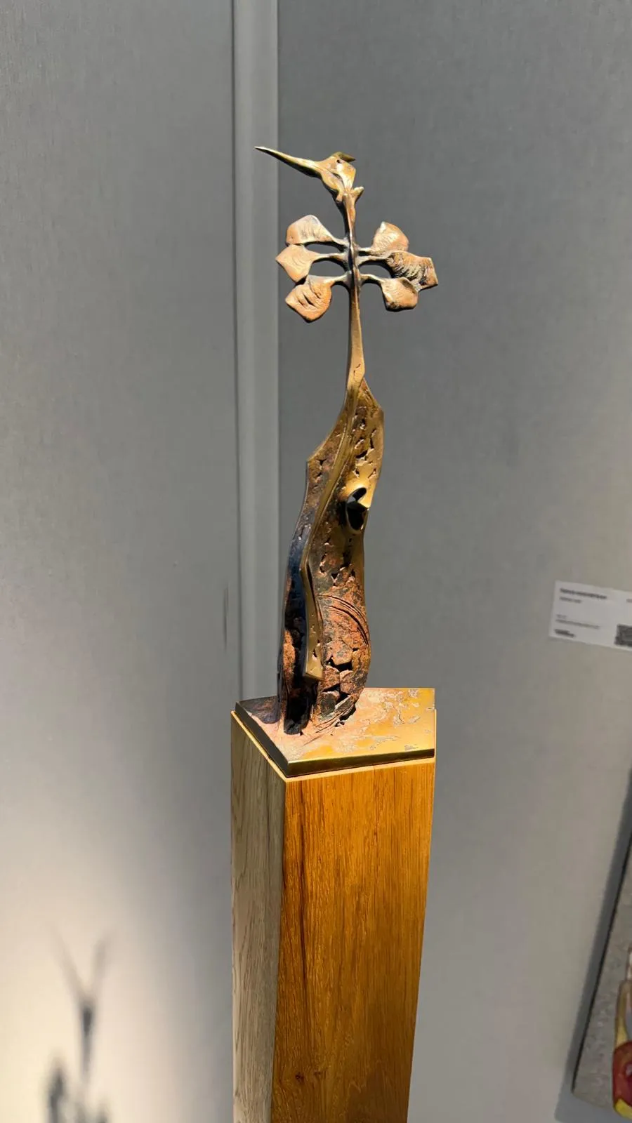 Monumentale Bronzeskulptur einer langgestreckten, aufgerichteten Figur mit erhobenem Arm und geöffnetem Gestus auf schwarzem Sockel. Die Oberfläche aus CuSi3 Siliziumbronze wirkt lebendig und betont Bewegung, Würde und spirituelle Präsenz.