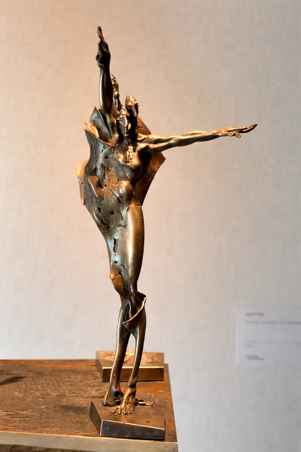 Monumentale Bronzeskulptur einer langgestreckten, aufgerichteten Figur mit erhobenem Arm und geöffnetem Gestus auf schwarzem Sockel. Die Oberfläche aus CuSi3 Siliziumbronze wirkt lebendig und betont Bewegung, Würde und spirituelle Präsenz.