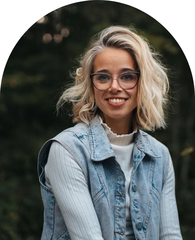 Serene portret van een vrouw met zachte cupping-houding