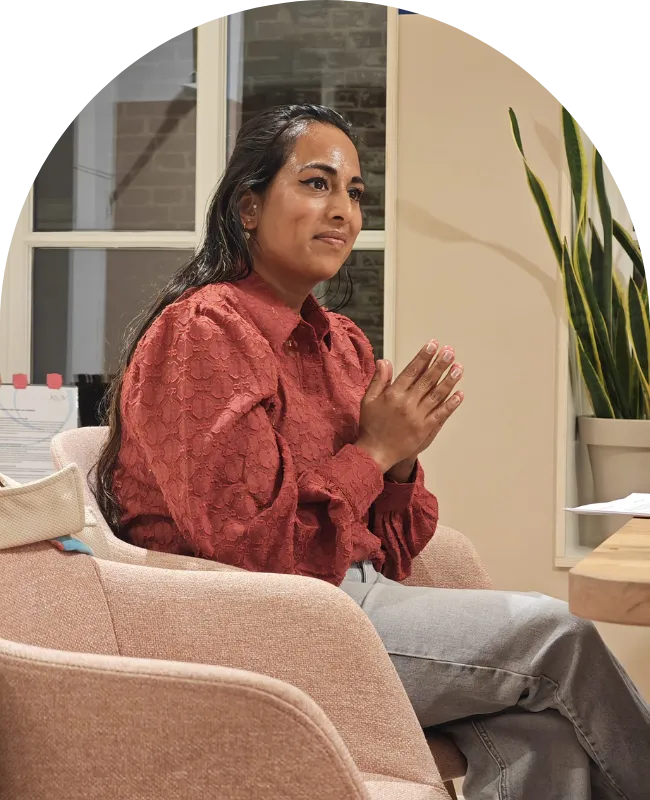 Serene portret van een vrouw met zachte cupping-houding