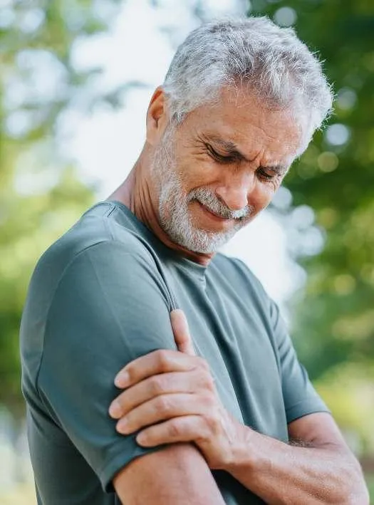 man with shoulder pain Kelly Chiropractic