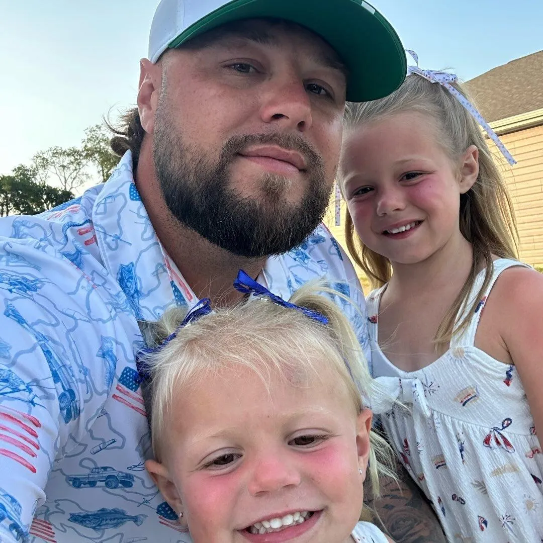 Owner of R&L Elite Bin Cleaning with his two daughters smiling outdoors