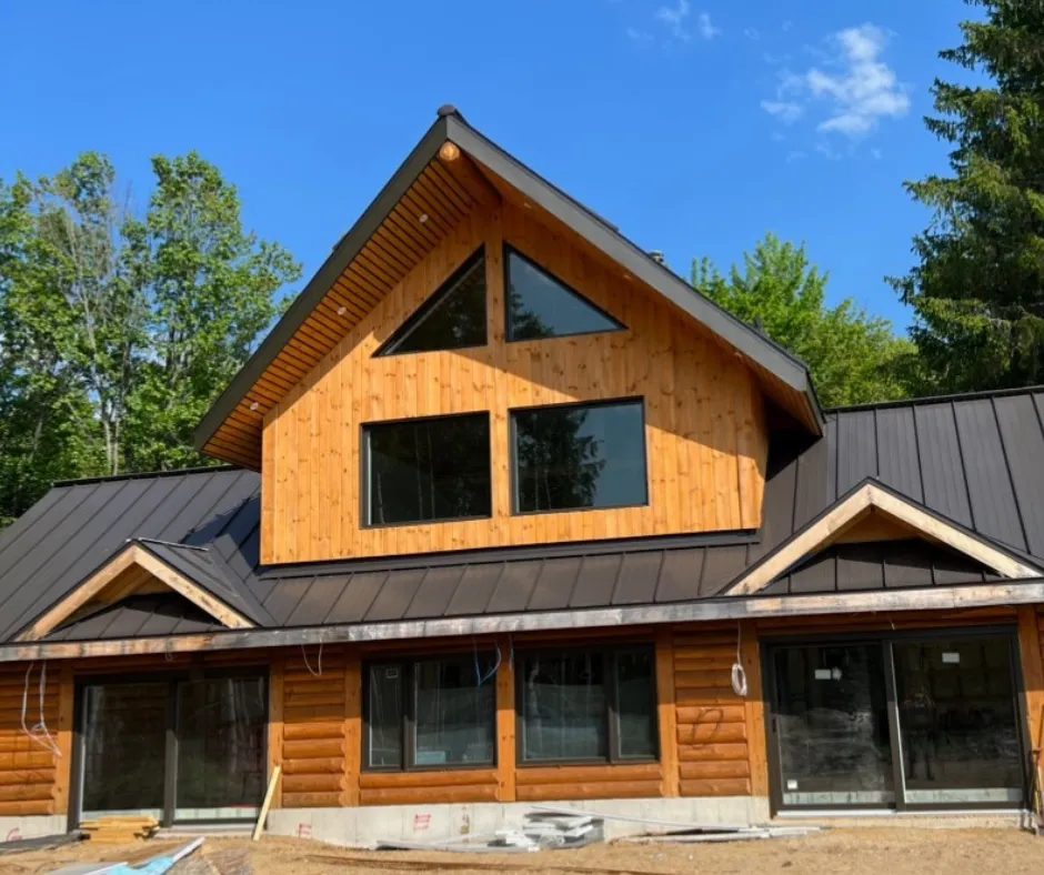 Pose de portée, fenêtres sur une maison.