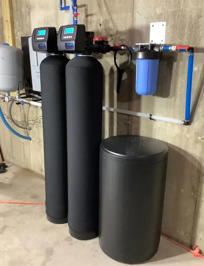 Stone retaining wall and landscaped front yard with steps and plants by Mundo Landscaping in Tucson, AZ — example of expert landscape design.