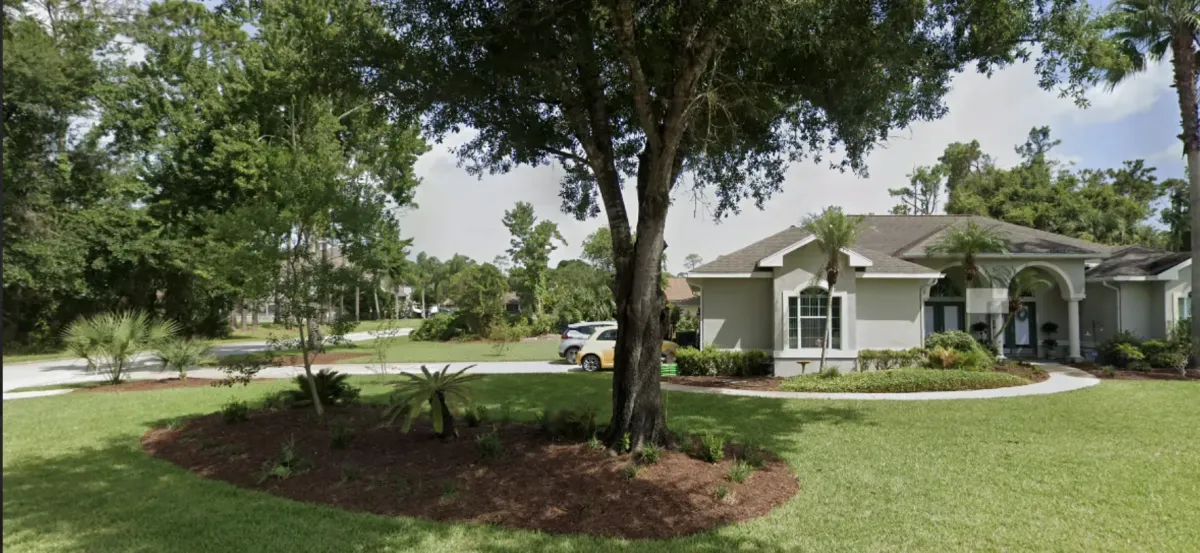 Weed free flowerbeds in Daytona from Flower Beds Only