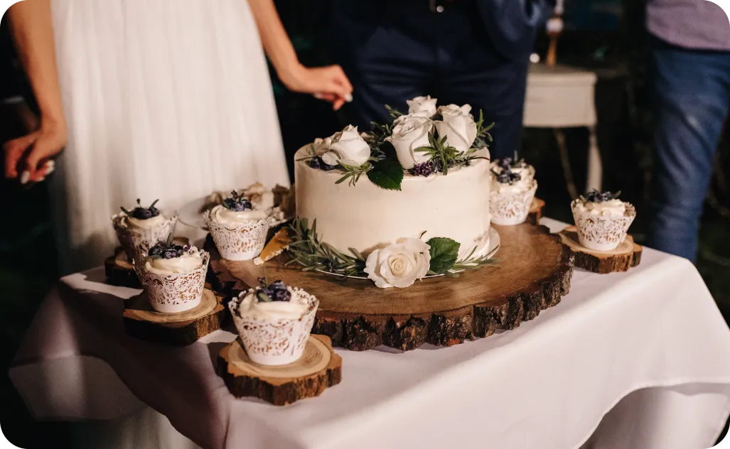 Tarta de boda con detalles dorados, repostería creativa en Alhaurín el Grande