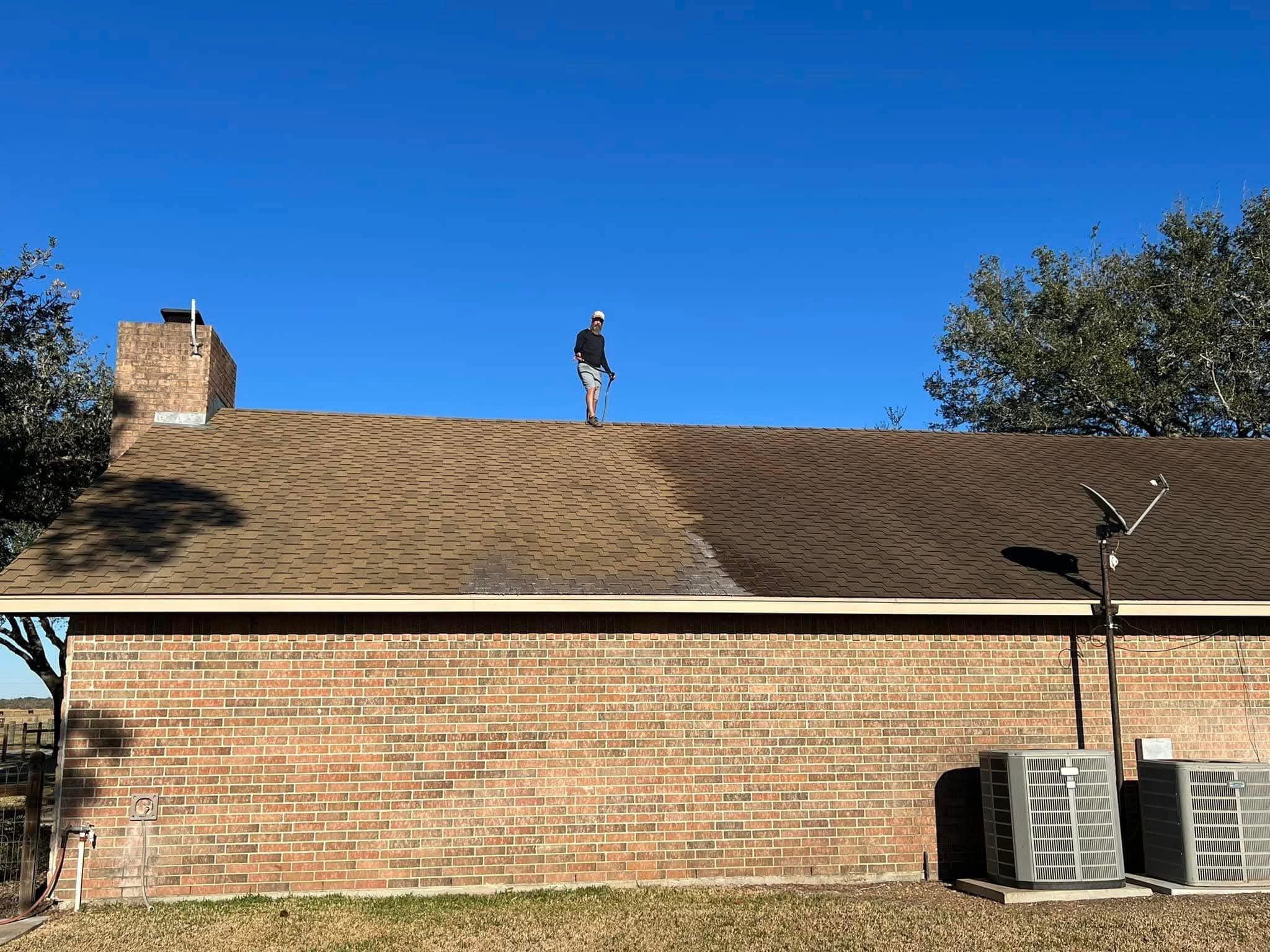 Maddux Pro Wash cleaning roof