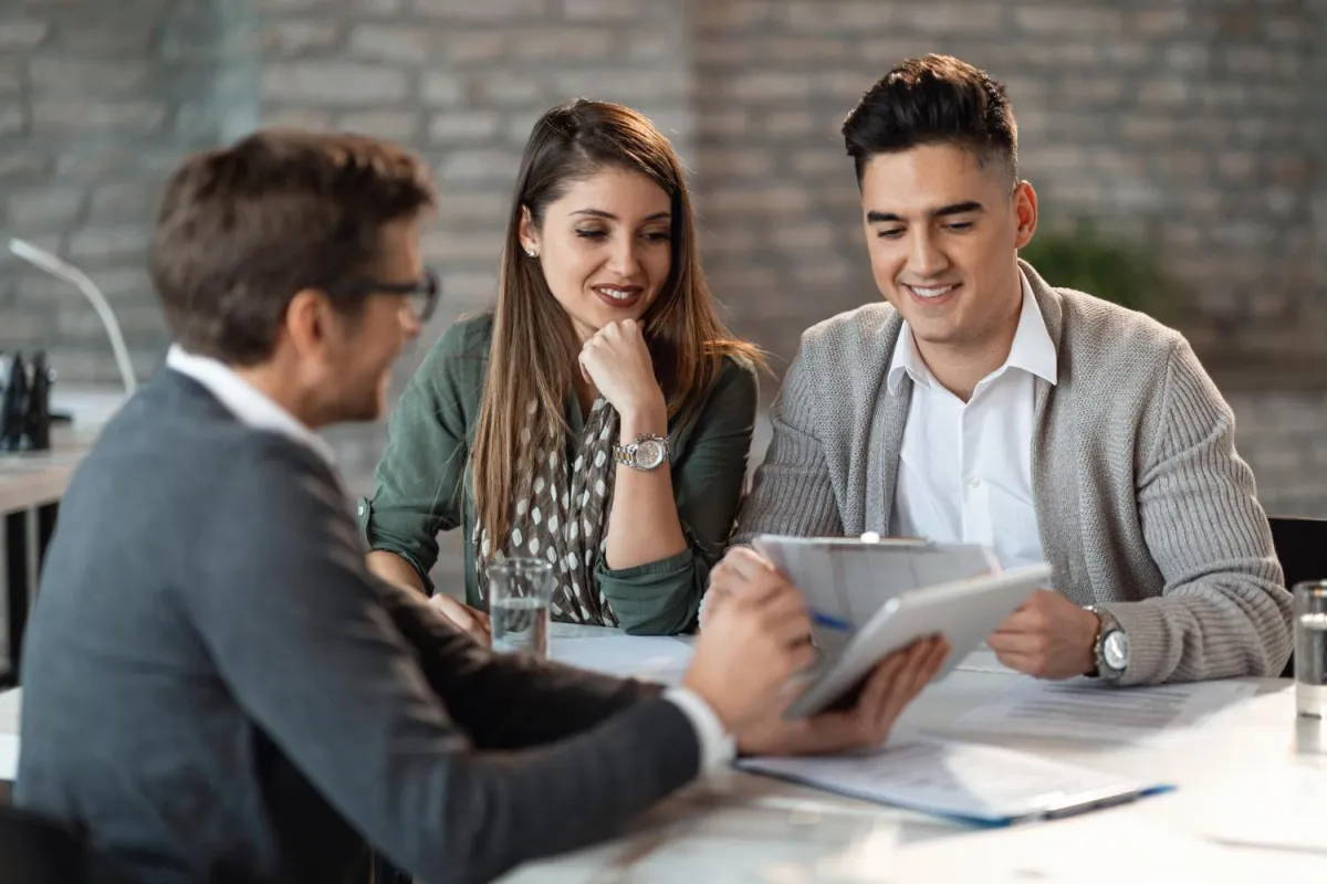 Image of a couple at a coaching session for digital marketing 