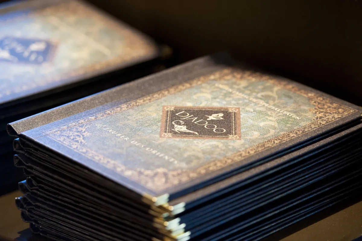 Nahaufnahme eines elegant gestalteten mobilen Reservierungs-Interface: klares, aquafarbenes UI auf einem modernen Smartphone, fotorealistisch, saubere Linien, helle Beleuchtung, professionelle Darstellung von Buchungsworkflow.