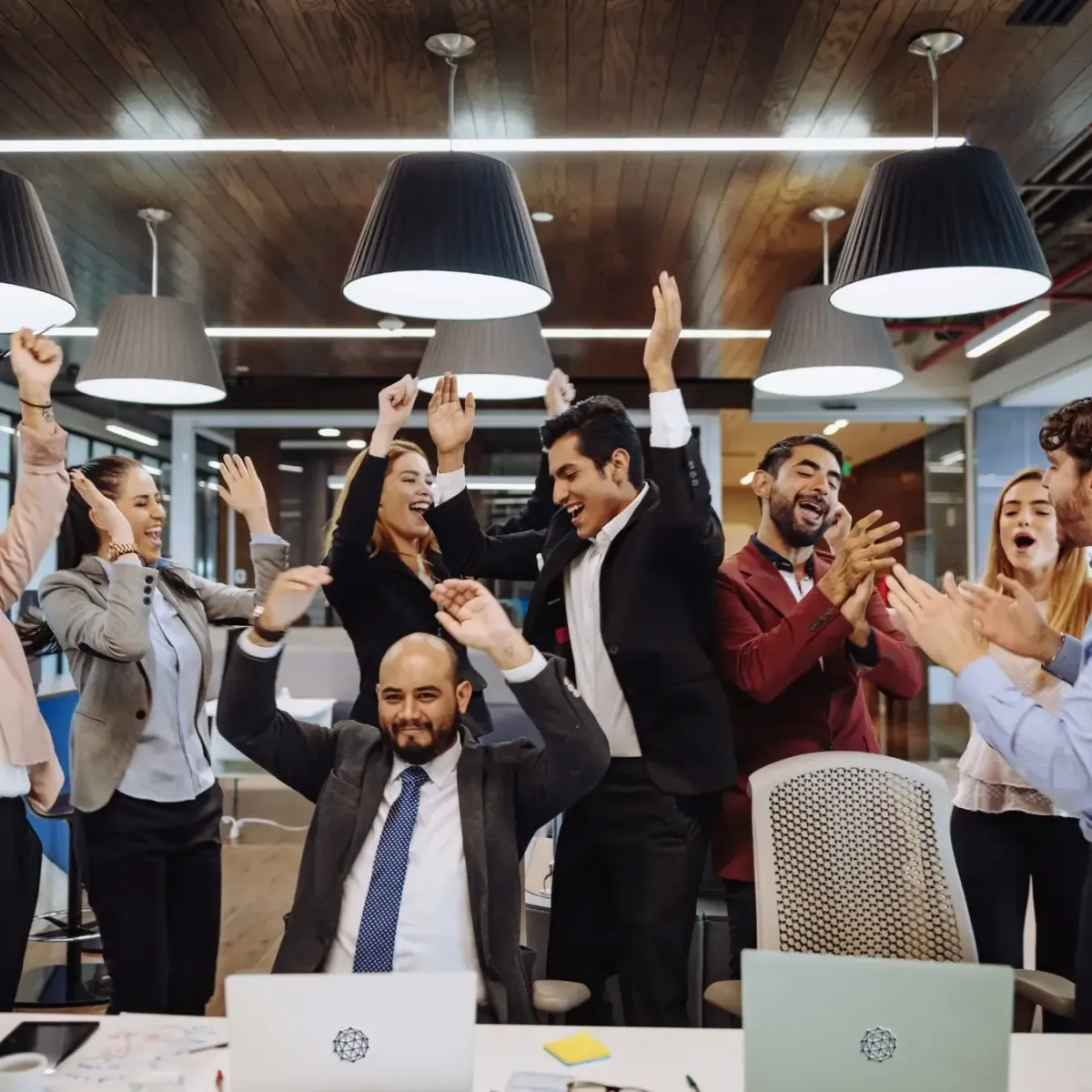 ¿Eres empresario venezolano y buscas seguridad jurídica y gestión contable profesional? Nuestros planes integrales están diseñados para proteger tu negocio, optimizar tus finanzas y garantizar el cumplimiento legal en Venezuela y en el extranjero. En Master Advisors, ofrecemos planes mensuales que combinan servicios de contabilidad profesional y asesoría legal especializada para empresarios venezolanos, sin importar si operan en Venezuela o desde el extranjero. Nuestros paquetes están diseñados para adaptarse al tamaño de tu empresa y a tus necesidades: desde emprendedores que dan sus primeros pasos, hasta grandes corporaciones que requieren un equipo dedicado. Con nosotros, tu negocio estará protegido legalmente, en cumplimiento fiscal y con finanzas claras para crecer con seguridad.