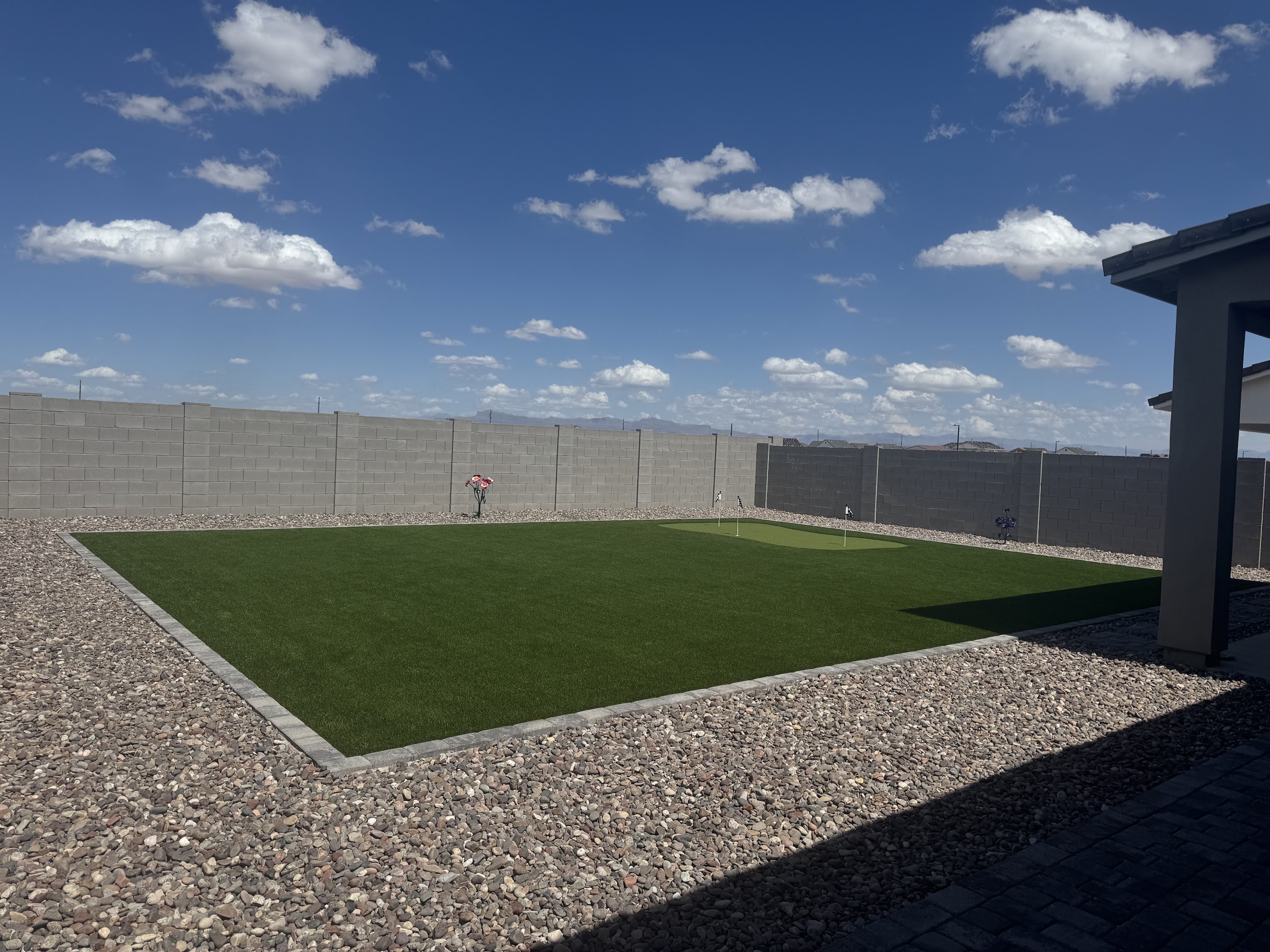 Beautiful Backyard With Artificial Turf Installation & Putting Green Field - Arizona