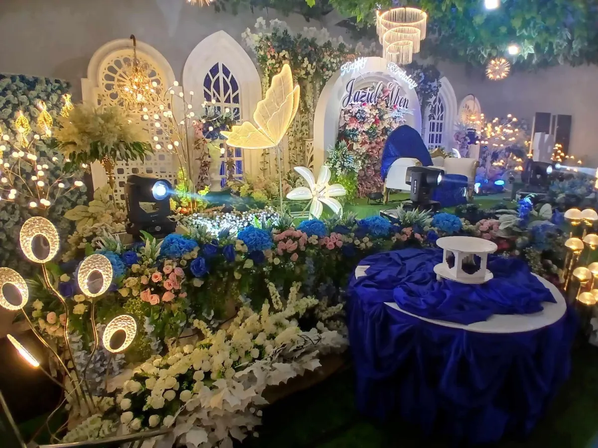 man holding incandescent bulb