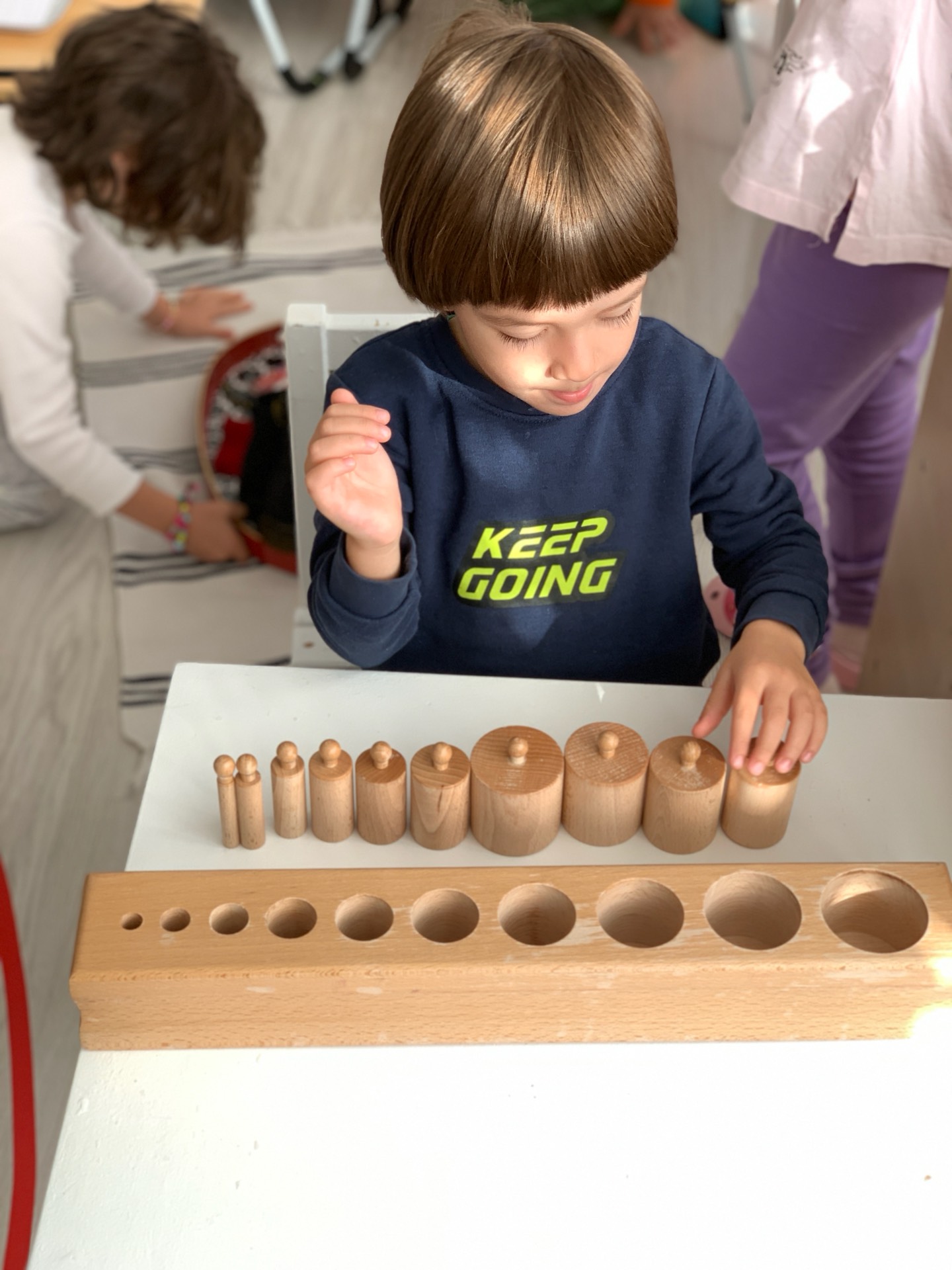 Copii jucându-se afară în curtea unei grădinițe Montessori din București