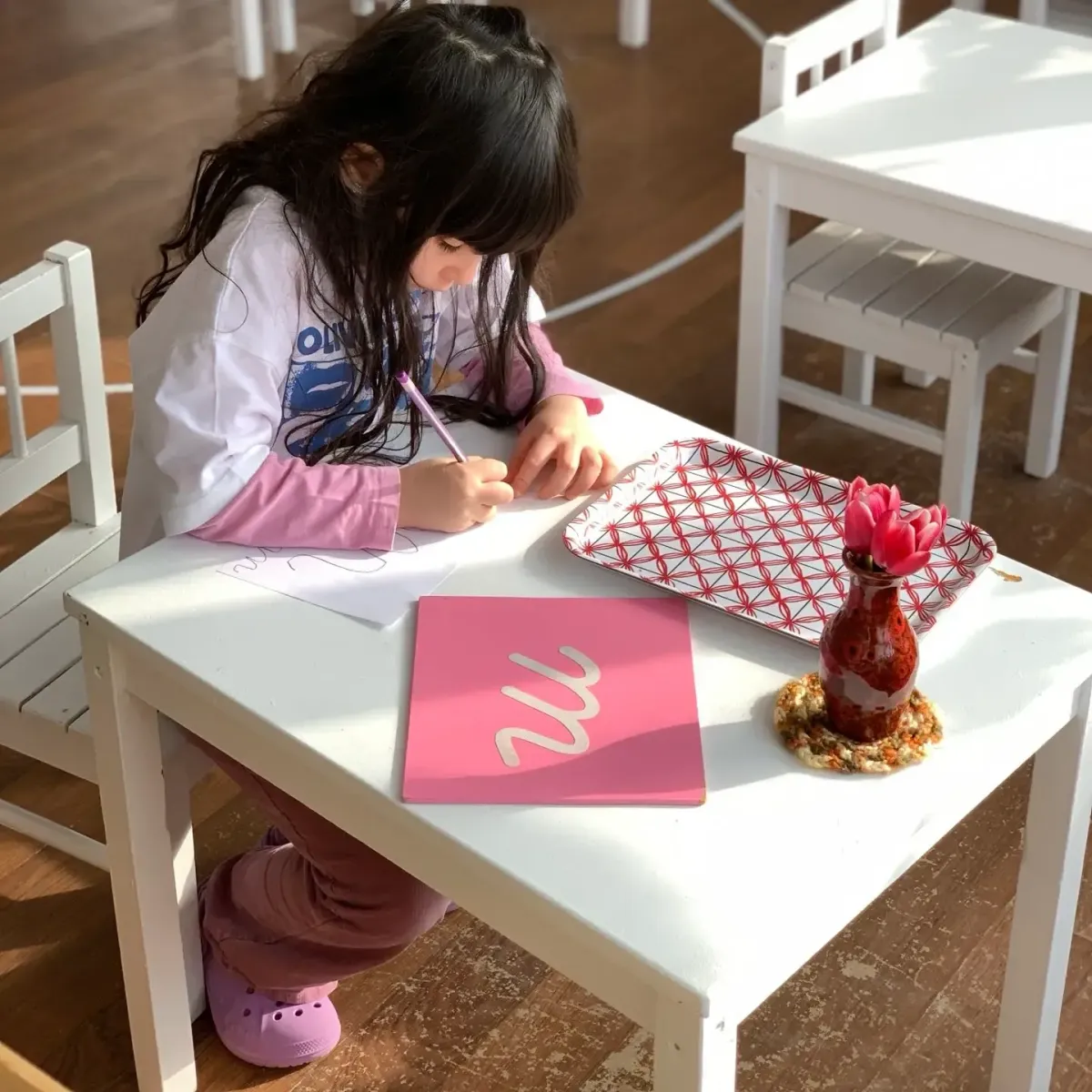 Copii în curtea grădiniței Montessori, jucându-se afară