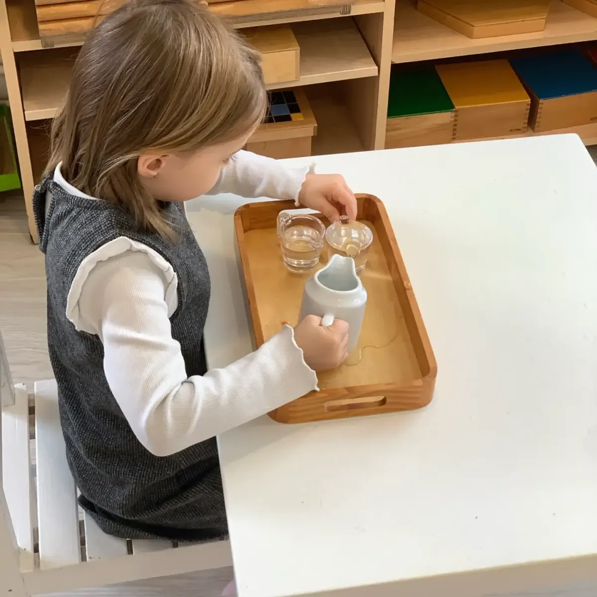 Sală Montessori cu rafturi joase și materiale aranjate