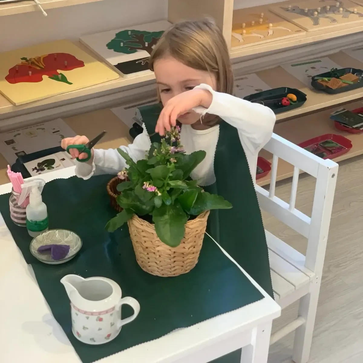 Zona de lectură cu perne colorate și cărți pentru copii