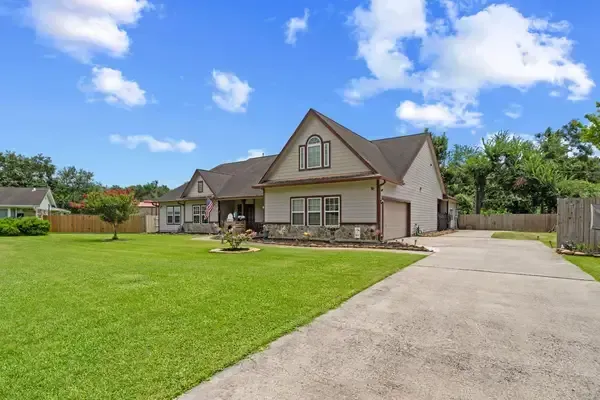 Baytown Concrete builds and installs Driveway