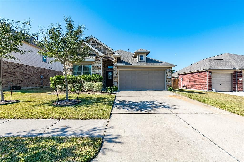 Baytown Concrete builds and installs Driveway